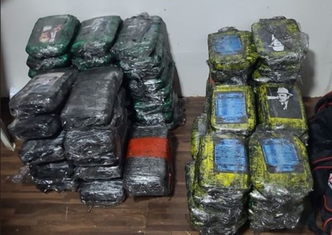 Mulher é presa com 77 kg de drogas dentro de colchão em barco no Amazonas 