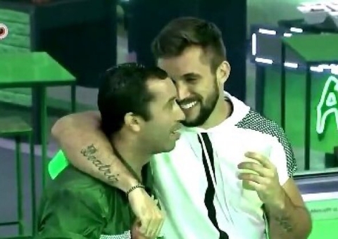 BBB21: Gil e Arthur se aproximam e internautas shippam: 'tensão sexual' 