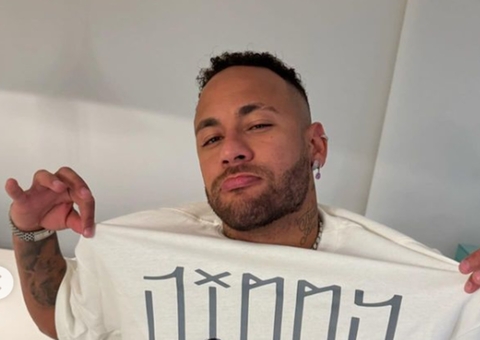 Al-Hilal presenteia Neymar com uniforme para os 3 filhos