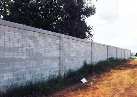 Vizinhos devem dividir custo de muro construído entre imóveis; entenda