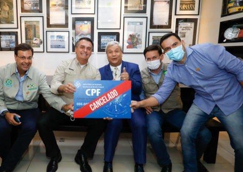 Bolsonaro posa com ‘CPF cancelado’ e Brasil se aproxima dos 400 mil mortos