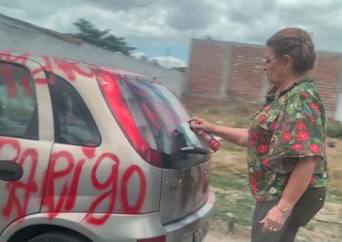 Vídeo: Primeira-dama é flagrada pichando carro do marido: "Prefeito Raparigo"