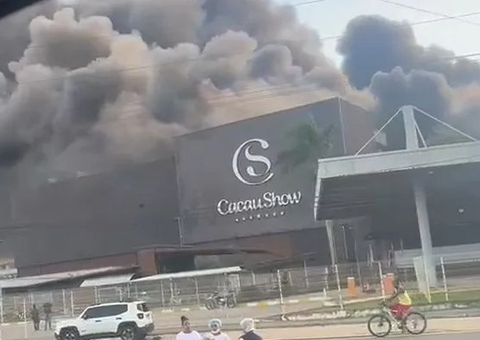 Incêndio de grandes proporções atinge fábrica da Cacau Show; vídeo