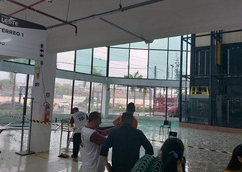 Vídeos: Temporal arrebenta vidraças do Shopping Cidade Leste e causa pânico entre clientes 