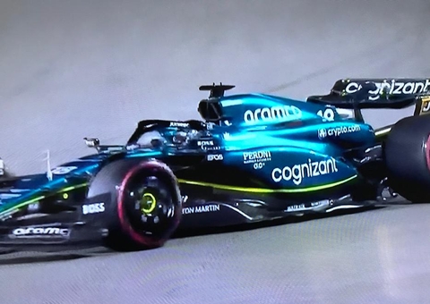 Verstappen termina sprint com buraco no carro e discute com Russell