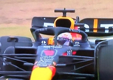Red Bull é 'ameaça' à Mercedes e Max 'entrou na cabeça' de Lewis, diz chefe