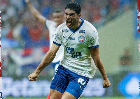 Com um a menos desde o primeiro tempo, Bahia vence clássico contra Vitória