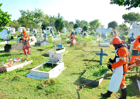 Dia dos Pais: cemitérios passam por limpeza em Manaus