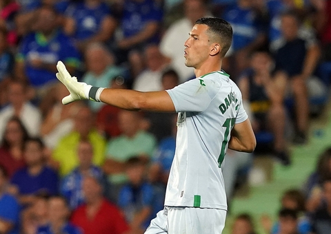 Goleiro sofre lesão cerebral após choque em partida