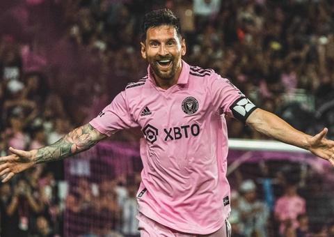 Messi e Suárez se envolvem em confusão com arbitragem após derrota