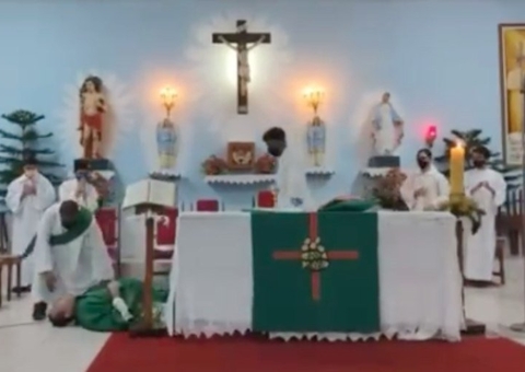 Vídeo: Padre desmaia durante missa transmitida ao vivo