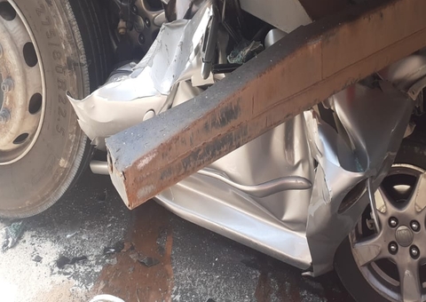 Vídeos mostram carro esmagado em grave acidente em Manaus