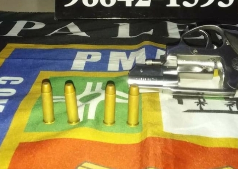 PM prende homem após roubo de celular e detém armas de fogo em Manaus