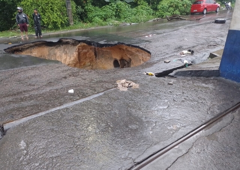 Chuva abre cratera em rua do Conjunto Castanheiras em Manaus