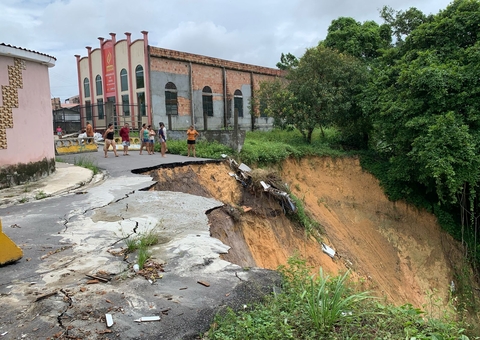 Veja antes e depois de rua com cratera gigante que ameaça 'engolir' casas em Manaus