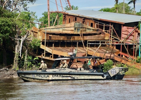 Embarcações e dragas são apreendidas em operação contra garimpo ilegal no Amazonas