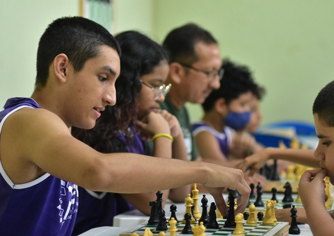 Aulas de xadrez contribuem para raciocínio lógico de jovens entre 8 e 17 anos em Manaus