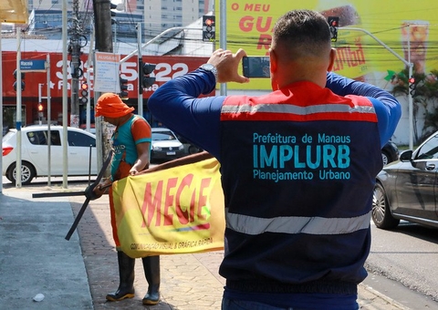 Flâmulas, banners e cavaletes são apreendidos durante 'Limpa Manaus'