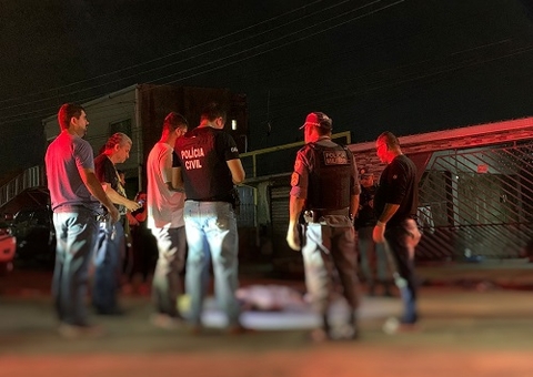 Criminosos matam homem com 7 tiros e desovam corpo no meio da rua em Manaus