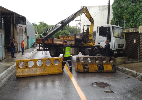 Rua próxima à Bola das Letras é fechada para evitar congestionamentos