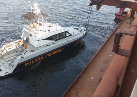 PF resgata imigrantes clandestinos africanos a bordo de navio cargueiro
