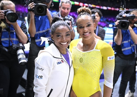 Rebeca Andrade é reverenciada por Simone Biles em final de Mundial