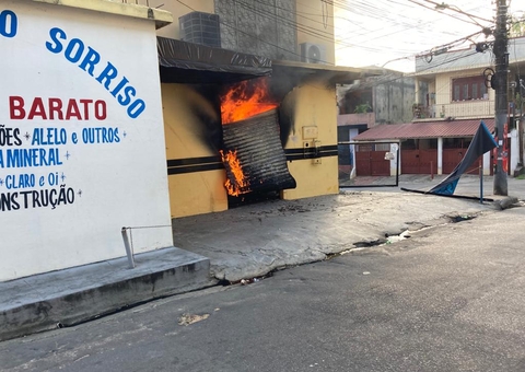 Incêndio destrói mercadinho em Manaus e assusta moradores; vídeo