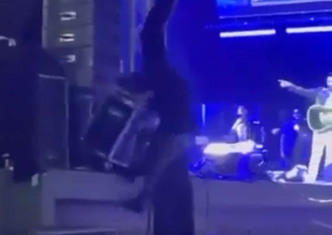 Vídeo: fã despenca de cima de palco ao tentar abraçar Gusttavo Lima