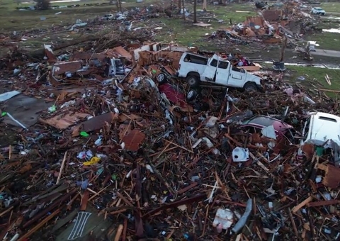 Tornado mata 26 pessoas e deixa rastro de destruição nos EUA