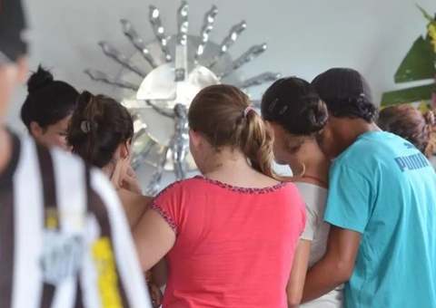 Adolescente assassinado em ação da PM é enterrado