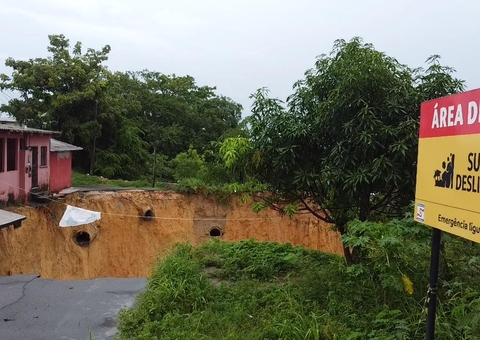 Cratera gigante se abre após forte chuva e ameaça engolir casas na Cidade Nova; vídeo