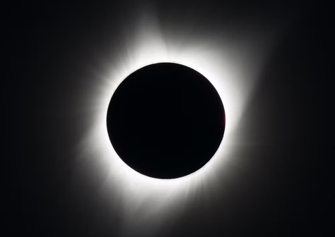 Eclipse solar total acontece hoje; saiba onde será visto