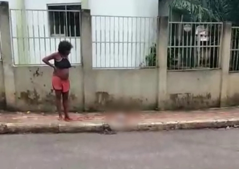 Bebê fica jogado na calçada após mulher dar à luz em frente à maternidade; vídeo