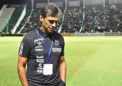Santos anuncia saída de Fabián Bustos após eliminação na Sul-Americana