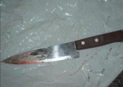 Jovem é agarrada pelo namorado e esfaqueada até a morte durante discussão