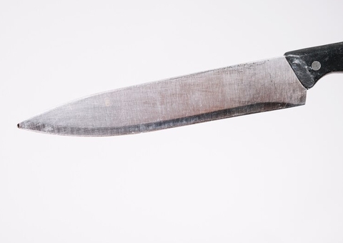 Mulher esfaqueia colega de trabalho por causa de briga por limpeza