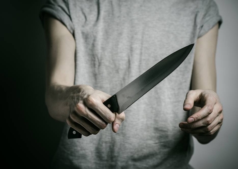 Homem é encontrado com as vísceras expostas dentro de casa em Manaus