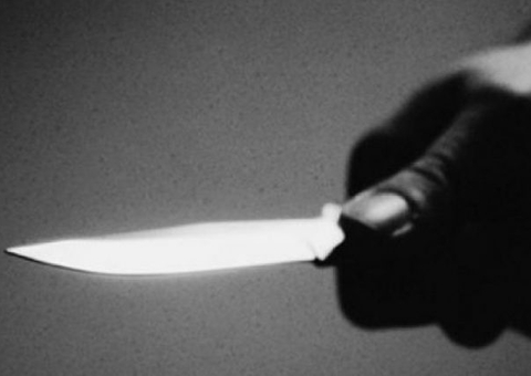 Jovem tem faca cravada no pescoço durante briga em Manaus