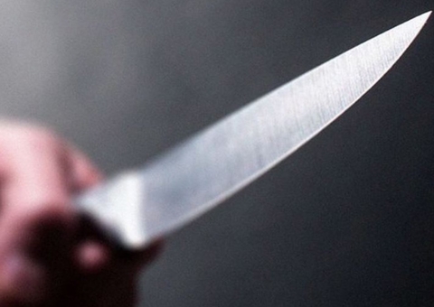 Mulher morre ao ser atacada a facadas por homem em avenida de Manaus