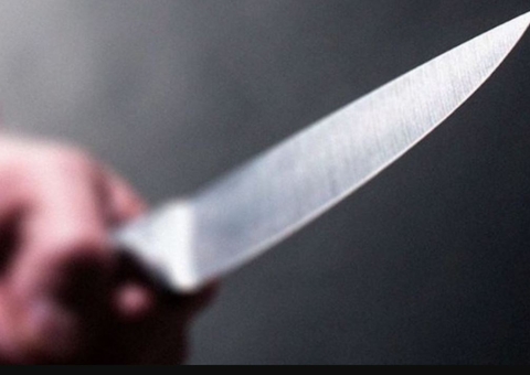 Homem vai parar no hospital ao ser atacado a golpes de faca em Manaus