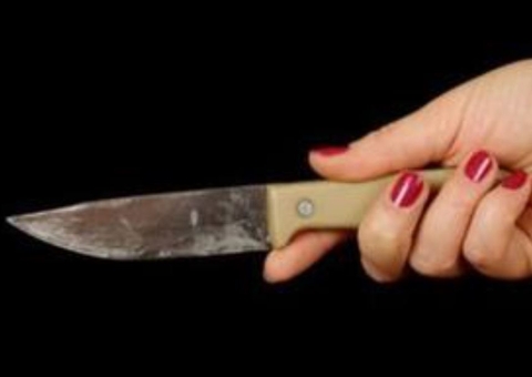 Mulher crava faca em padrasto durante confusão em Manaus