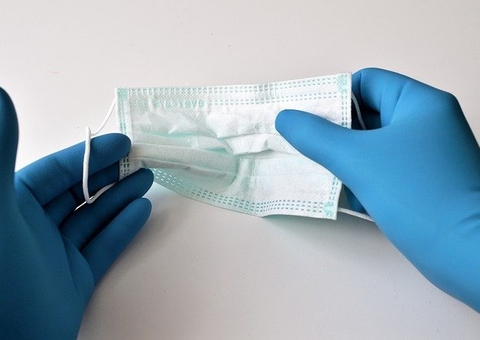 Venda de máscara em farmácia volta a subir com avanço da Covid