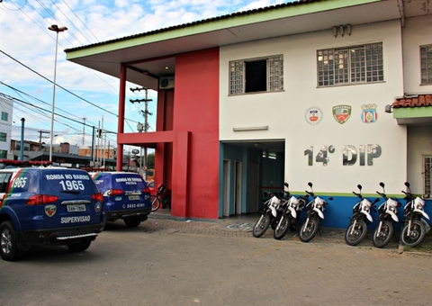 Homem esconde drogas de policiais mas acaba preso em Manaus