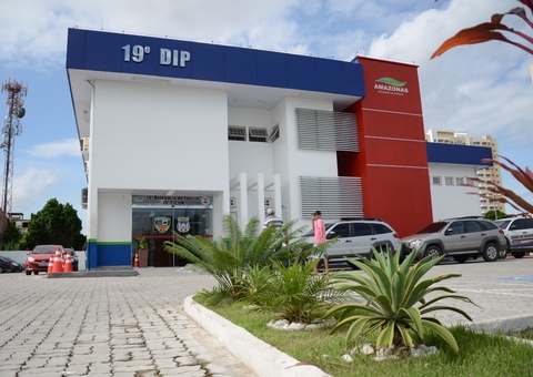 Suspeitos se assustam com a PM, correm e abandonam arma e drogas em Manaus