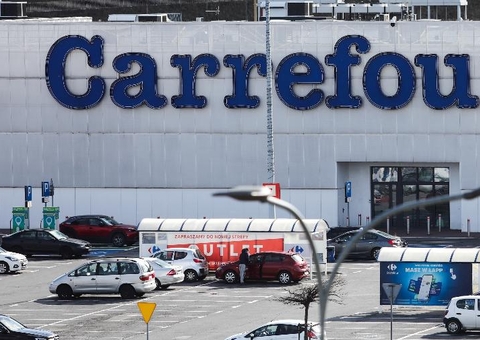 Carrefour deve indenizar funcionária demitida após denunciar racismo
