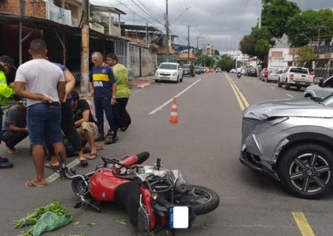 Motociclista fica ferido em acidente com carro em cruzamento em Manaus
