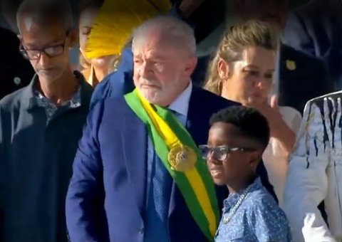 Emocionado, Lula recebe faixa presidencial de representantes do povo brasileiro