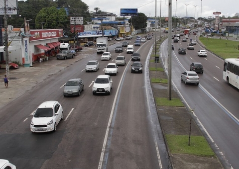 Fechamento de retorno muda rota de motoristas na av. Torquato Tapajós