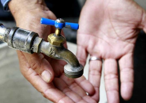 Bairros ficam sem água após tubulação romper em avenida de Manaus