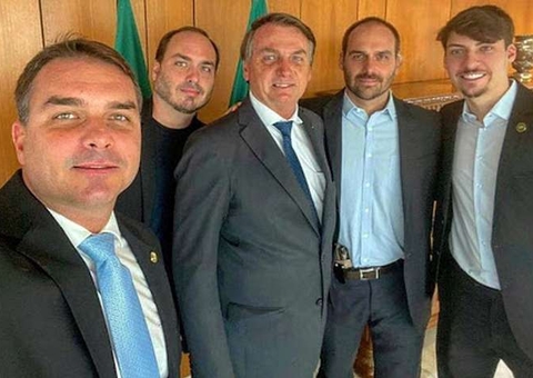 Renan Bolsonaro diz que namoraria petista e leva puxão de orelha de Flávio